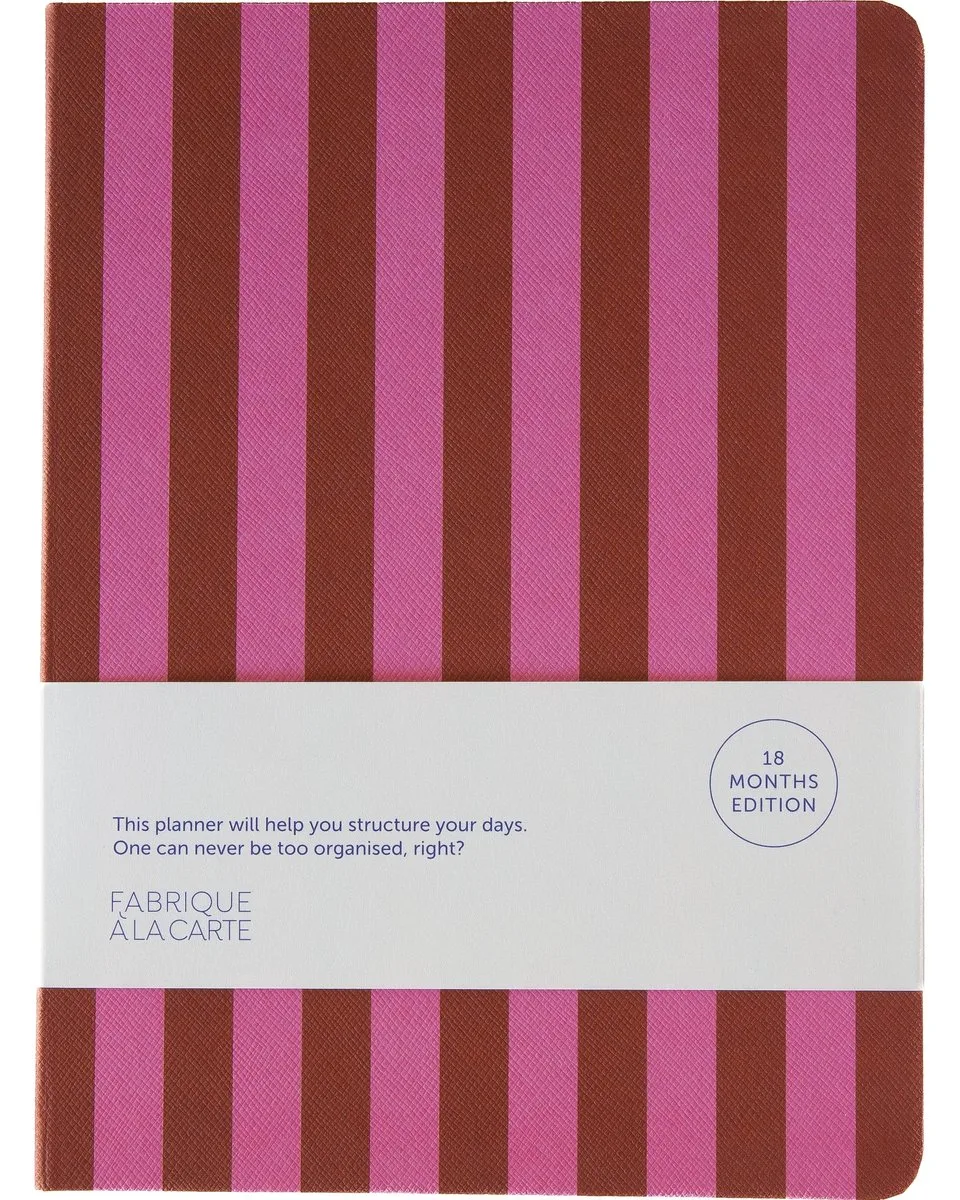 Fabrique - Agenda 2026/2027 - 18 maanden - Strepen - A5 van A Journal in Roze – productfoto