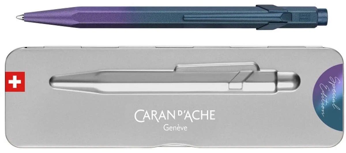 Caran d'Ache 849 Claim Your Style Sunstone roze balpen fra Caran d'Ache i Roze goud, Zand – produktbillede