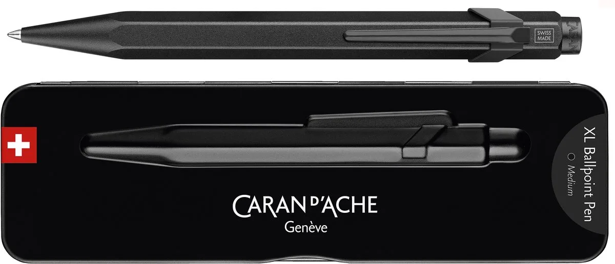 CARAN D'ACHE 849 XL BLACK CODE balpen met drukknop fra Caran d'Ache i Sort – produktbillede