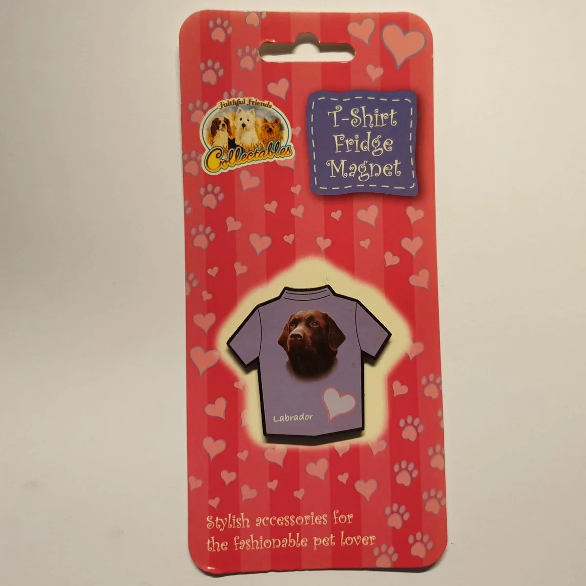 Magneet in t-shirt vorm Bruine Labrador von Colop in Lila – Produktfoto