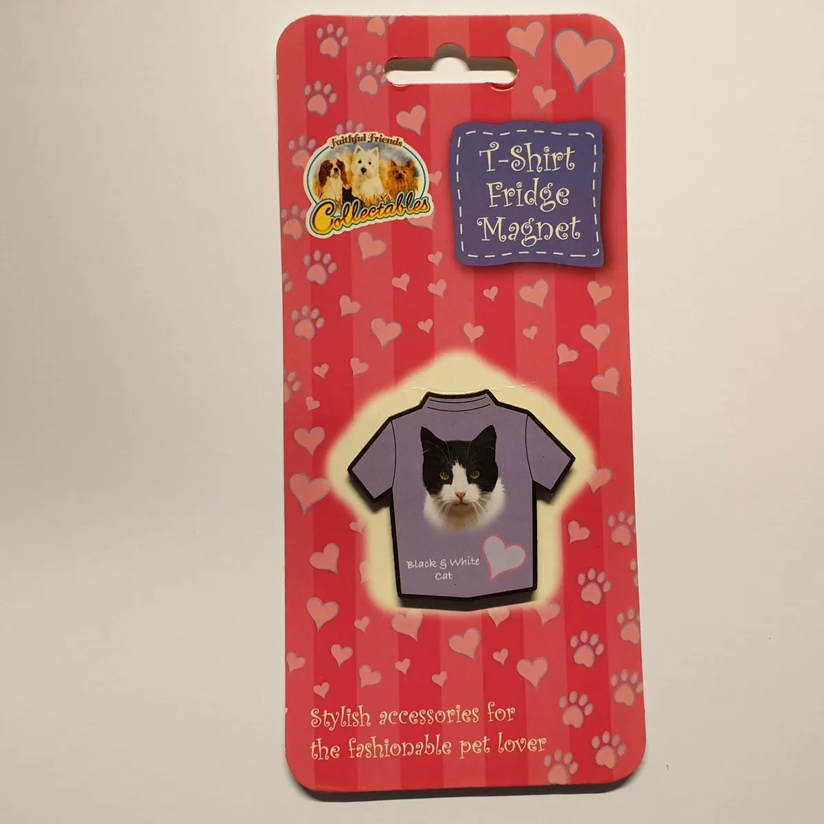Magneet in t-shirt vorm Kat zwart wit von Colop in Lila – Produktfoto