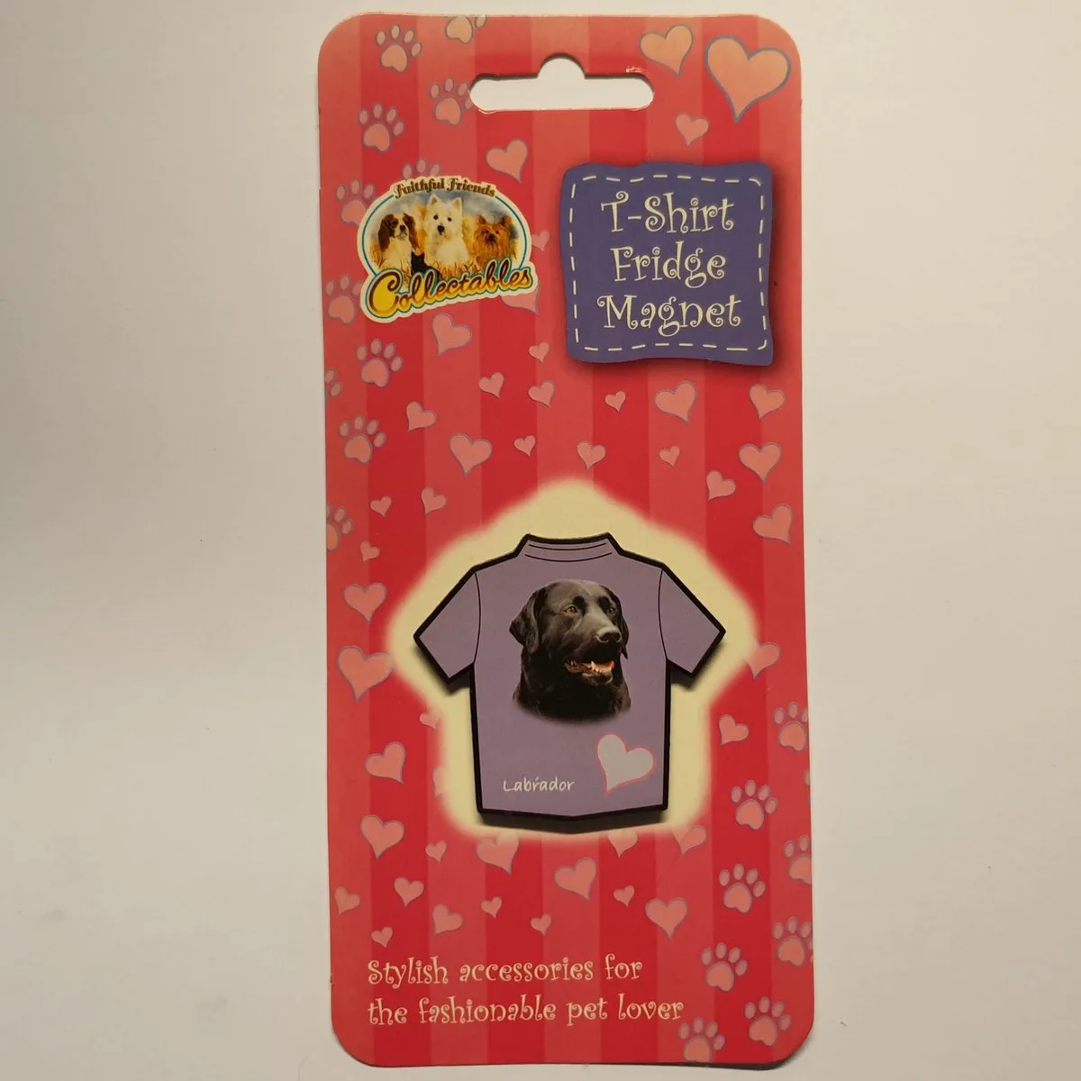 Magneet in t-shirt vorm Zwarte labrador de Colop en Violet – photo produit