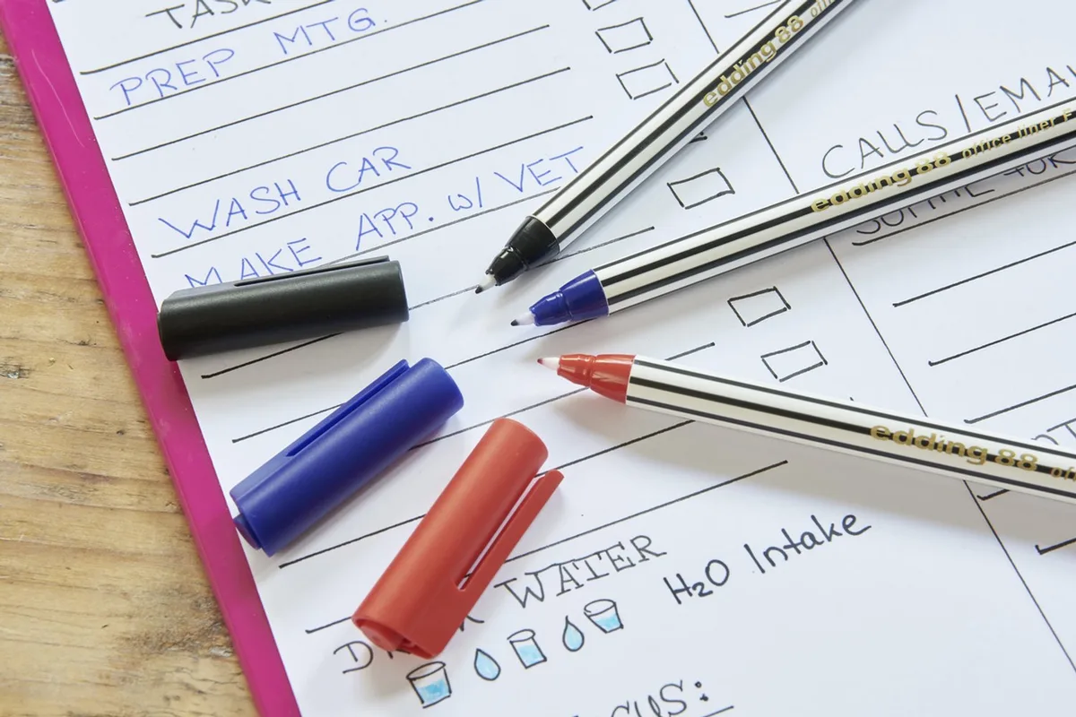 edding 88 - fineliner - doosje 10 stiften - ronde punt 0,6 mm - dunne viltstift voor fijn en precies schrijven, accentueren, tekenen - voor kantoor, school en thuis van edding in Zwart – productfoto