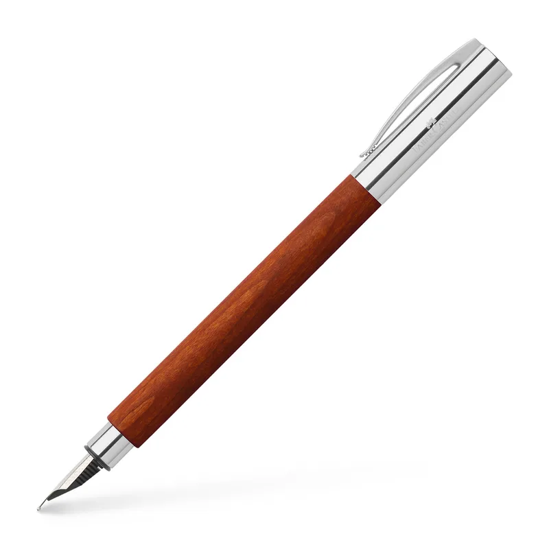 Ambition Stylo plume en bois de poirier marron - Pointe moyenne M von Faber-Castell – Produktfoto