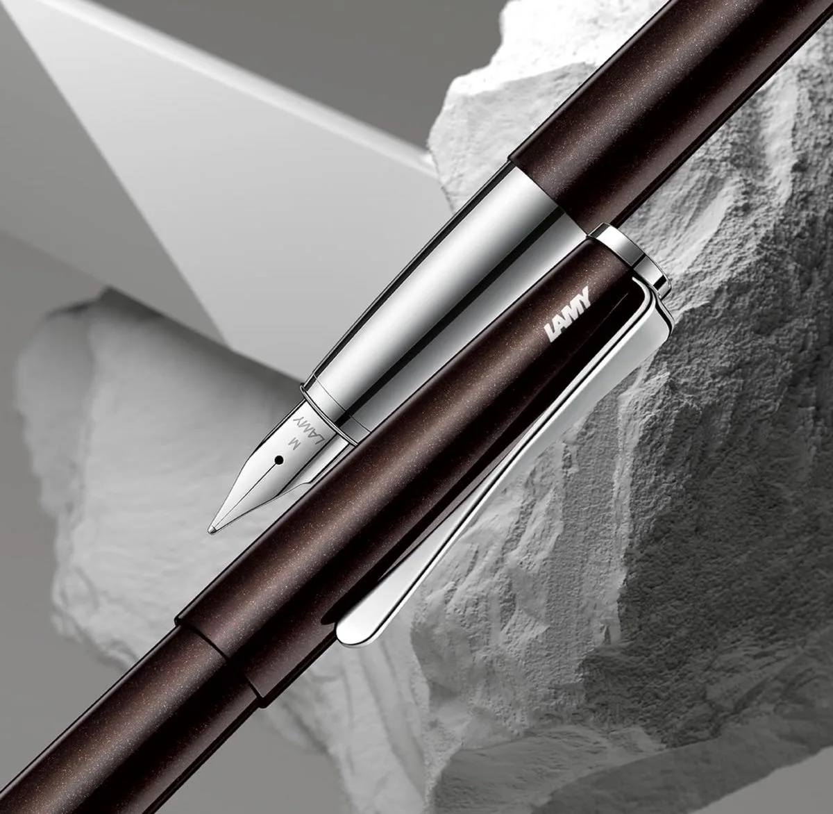 Studio Dark Brown Vulpen – Luxe Metalen Schrijfinstrument – Premium Design Vulpen – Blauwe Inkt – 139 mm von Lamy in Donkerbruin – Produktfoto