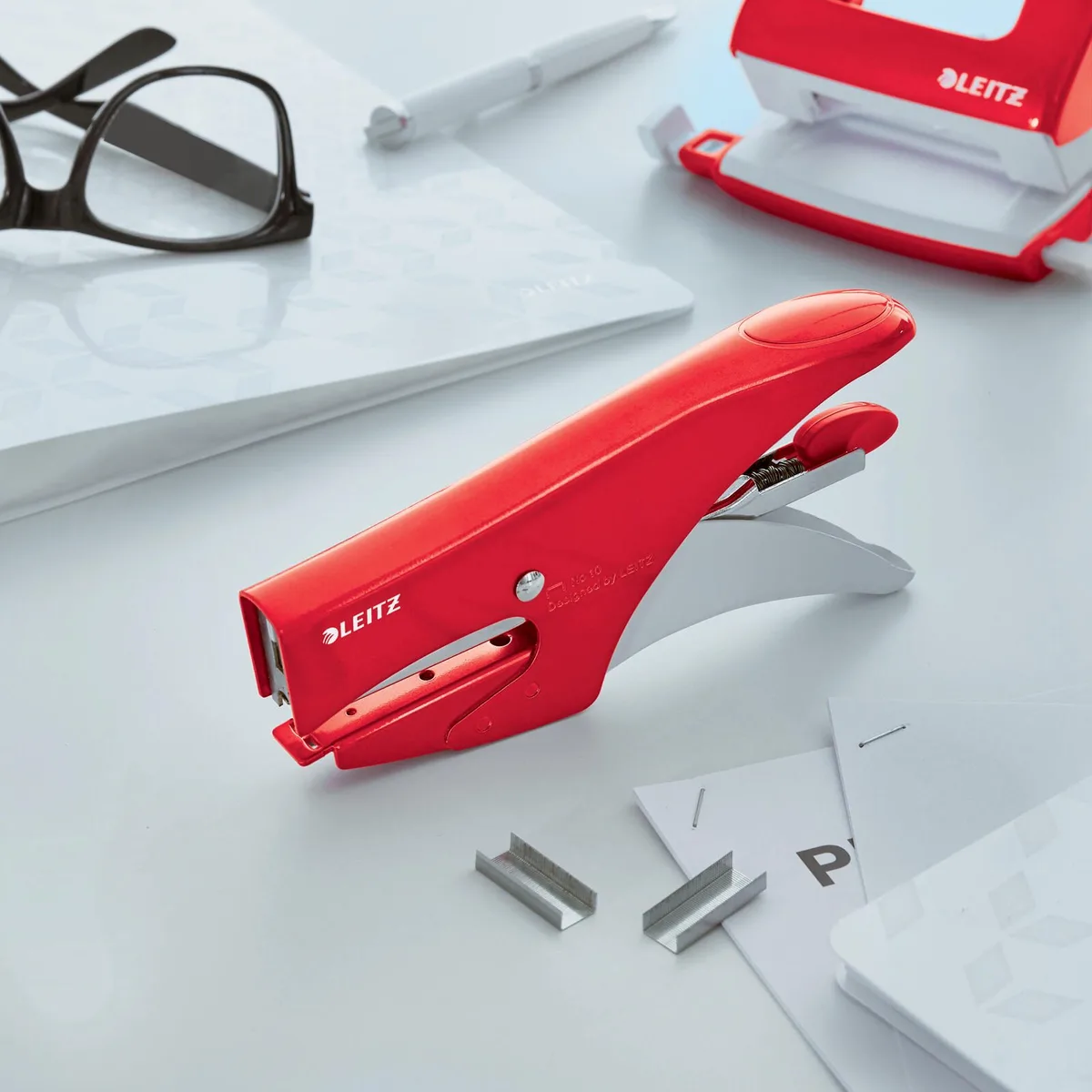 Heftzange 5531 WOW rot-metallic fra Leitz – produktbillede