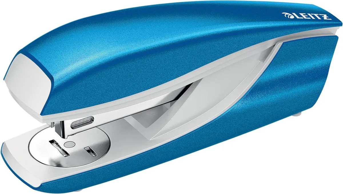 NeXXt WOW 5502 nietmachine, metallic, op blister 6 stuks van Leitz in Blauw – productfoto