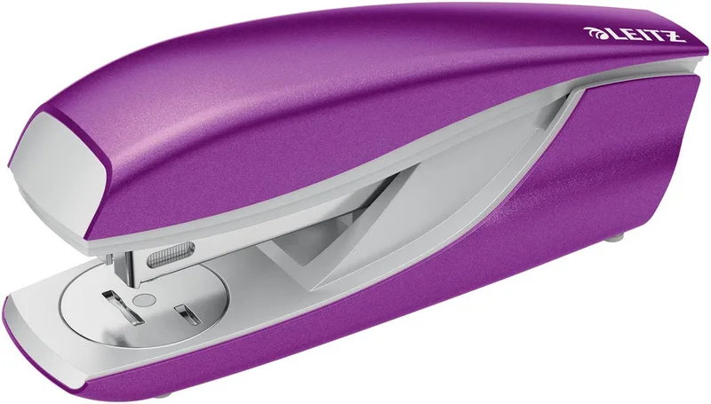 NeXXt WOW 5502 nietmachine, paars metallic, op blister van Leitz – productfoto