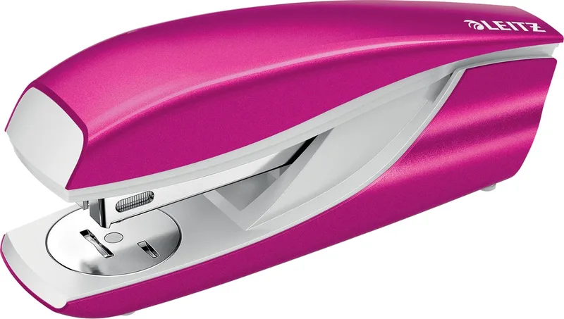 NeXXt WOW 5502 nietmachine, roze metallic, op blister van Leitz – productfoto