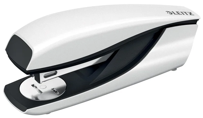 NeXXt WOW 5502 nietmachine, wit metallic, op blister van Leitz – productfoto