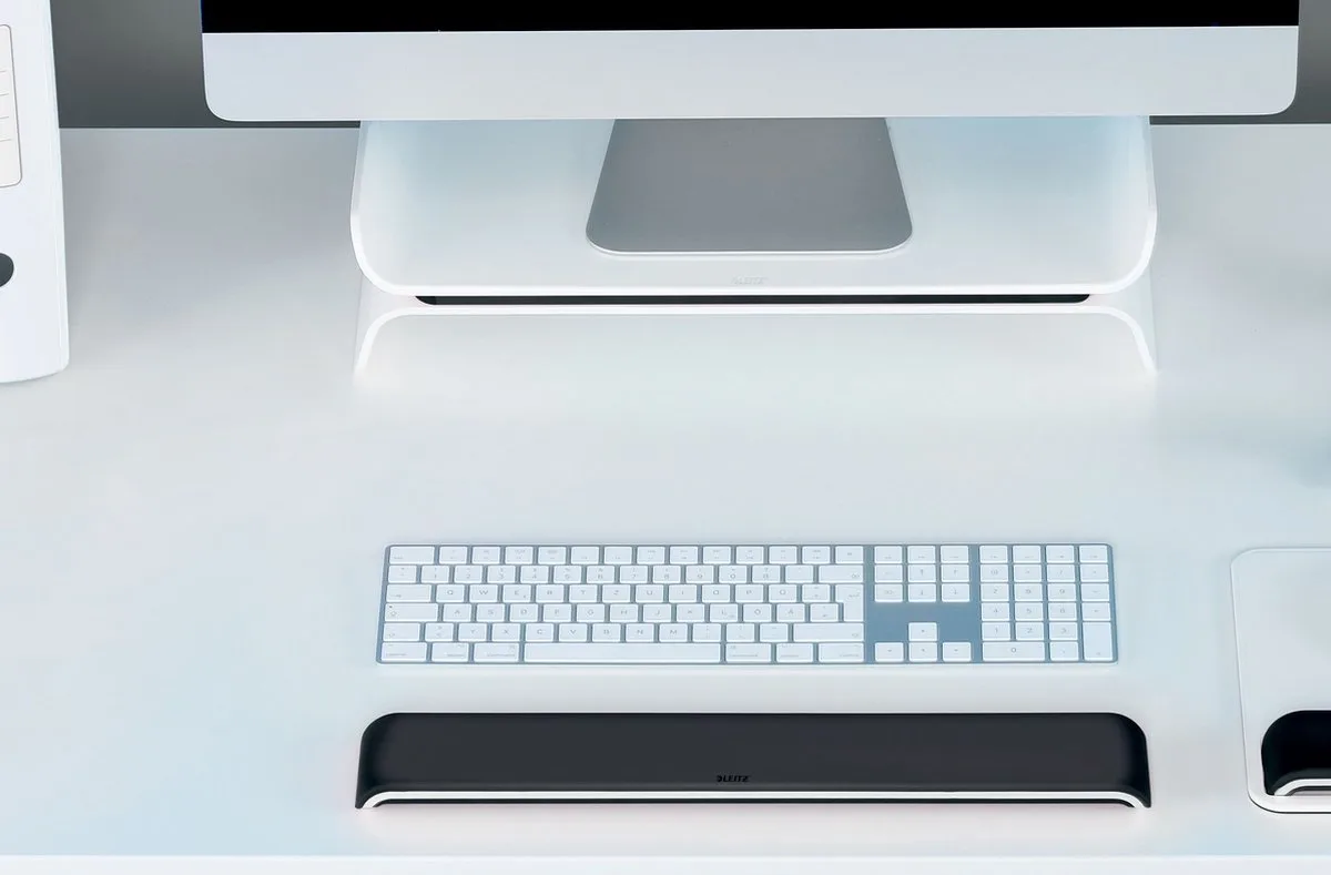 WOW Ergo Ergonomische Verstelbare Polssteun voor Toetsenbord von Leitz in Schwarz – Produktfoto