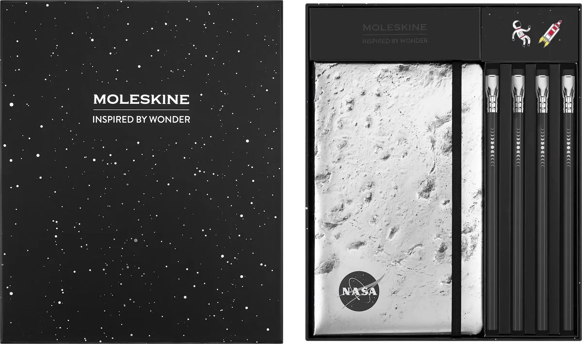NASA Bundle Box (Notitieboek 13x21cm, 4 Blackwing Potloden & 2 Pins) van Moleskine in Meerkleurig – productfoto