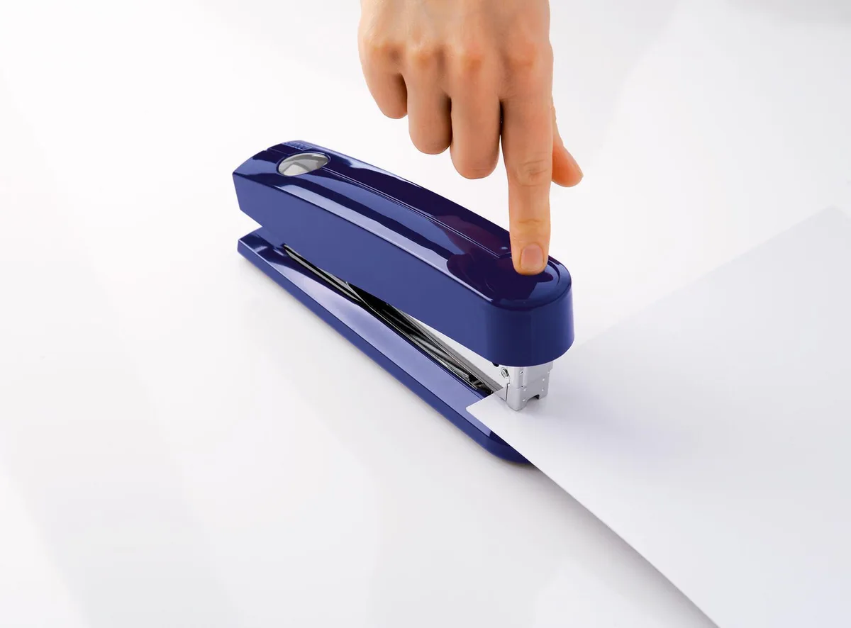 Heftgerät blau von Novus – Produktfoto
