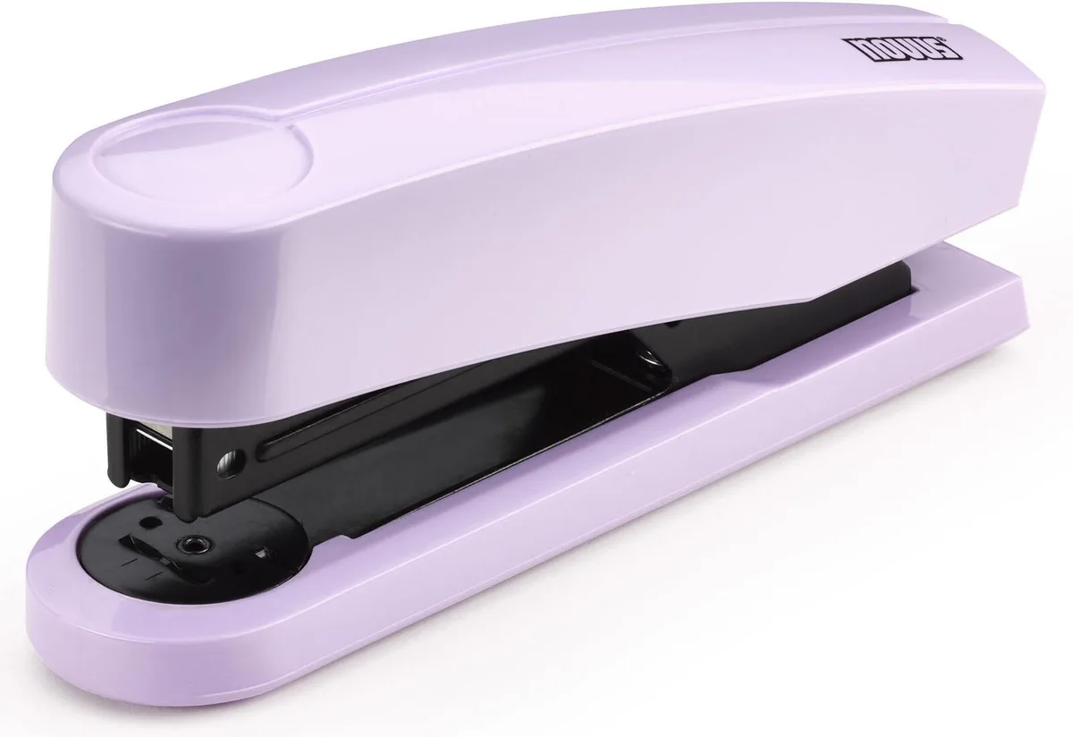 Heftgerät pretty lilac von Novus – Produktfoto