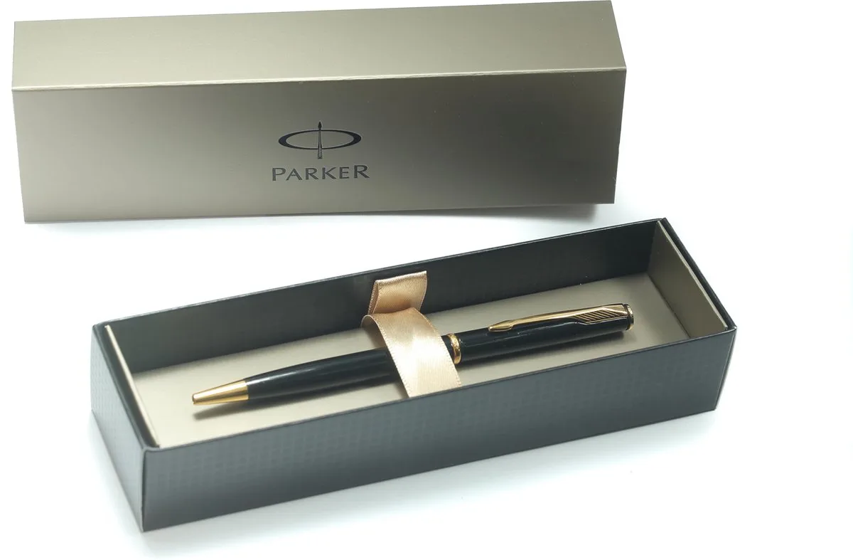INSIGNIA, LACQUER GT BALLPOINT PEN, NEW GIFT BOXED van Parker in Zwart-gouden clip – productfoto