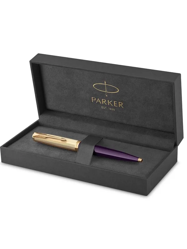 Parker 51 Kugelschreiber Luxuriser Pflaumenblauer Schaft mit Goldzierteilen Mittlere Schreibspitze in 18k Gold mit Schwarzer Nachfllmine Geschenkbox von Parker – Produktfoto