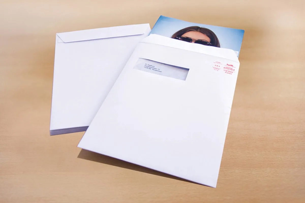 akte envelop - 220x312mm - EA4 - met plakstrip - venster links - 250 stuks fra Raadhuis i Hvid – produktbillede