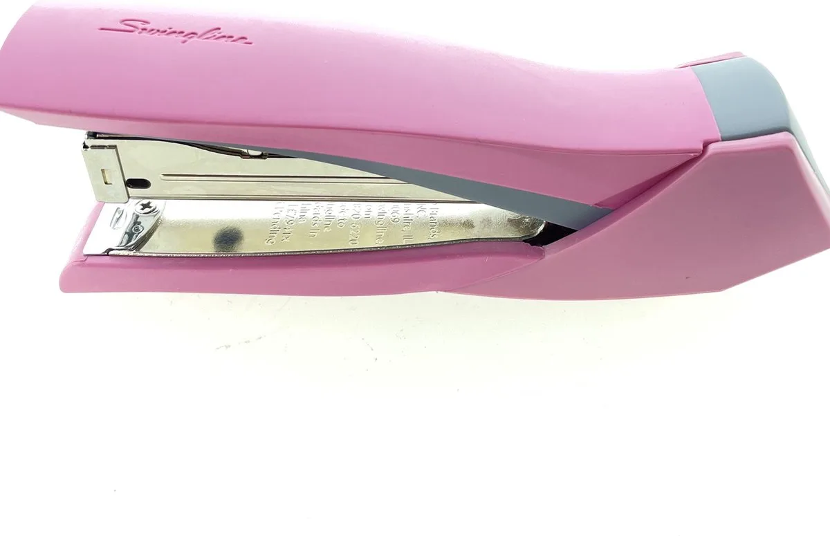 Smooth Grip Nietmachine fra Swingline i Lyserød – produktbillede