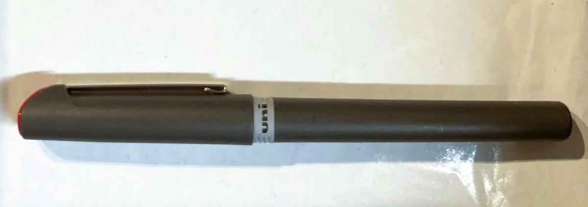 Grip Micro Rollerbal pen UB-145 - rood fra uni-ball i Grå – produktbillede