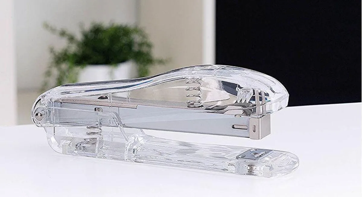 Acryl nietmachine Cristallic voor 24/6, glashelder fra Wedo i Kristalhelder – produktbillede