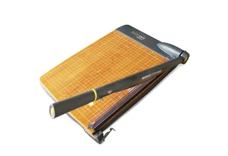 Papierschneidegerät TrimAir Papierschneider 15" (38 cm) Hebelschneider Schneidemaschine, mit Holzkern und titanbeschichteter Klinge von Westcott – Produktfoto 1 von 5
